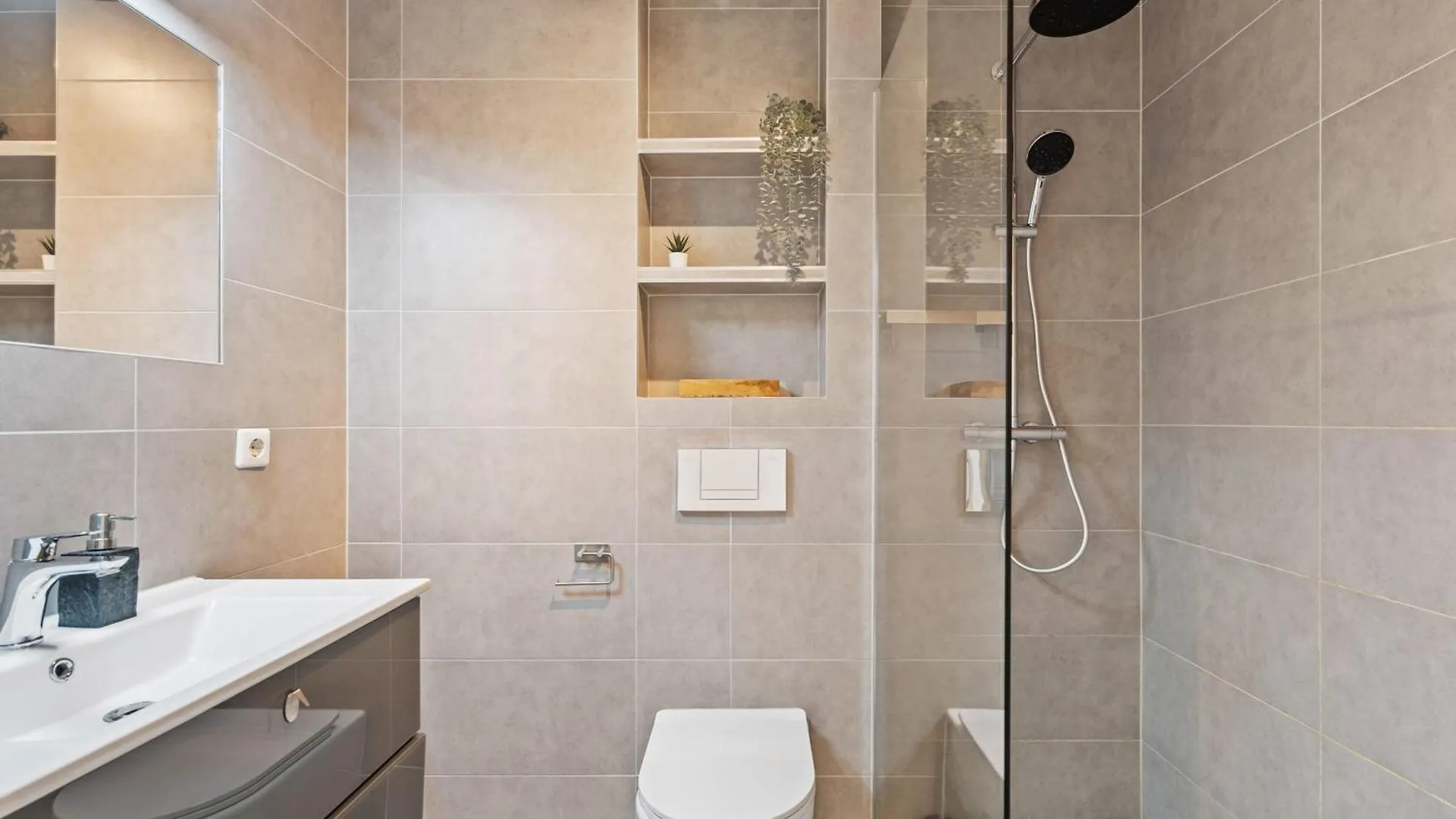 Modern 1Br Apt With Balcony & City View Sanem Apartment