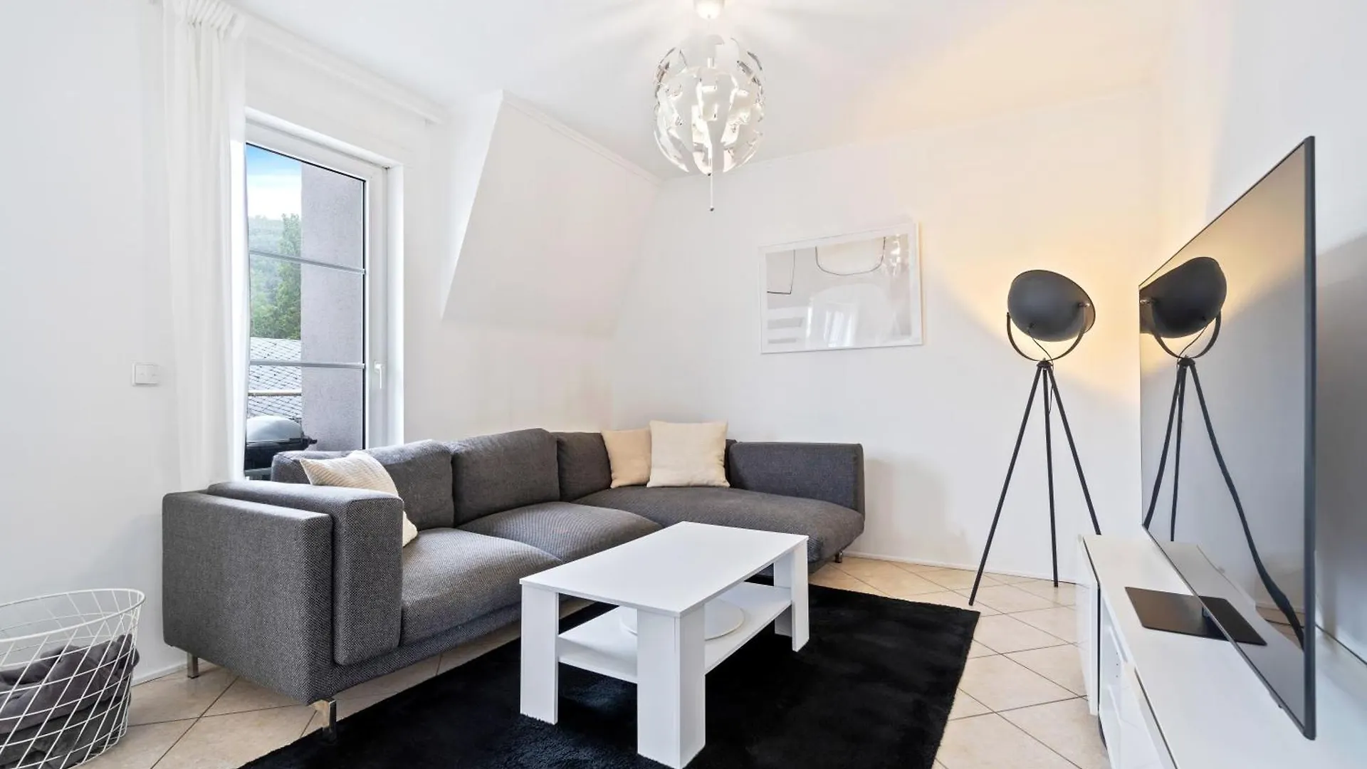 Modern 1Br Apt With Balcony & City View Sanem Apartment