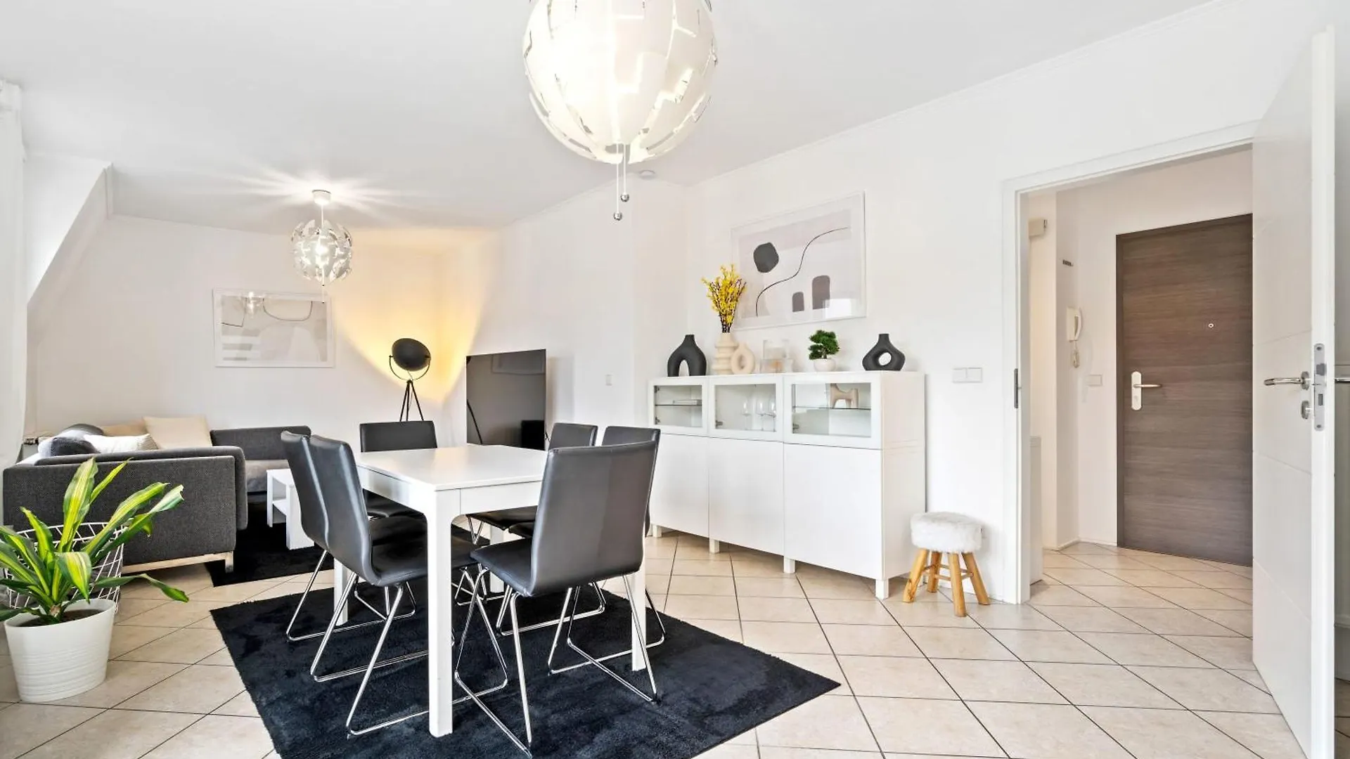Modern 1Br Apt With Balcony & City View location