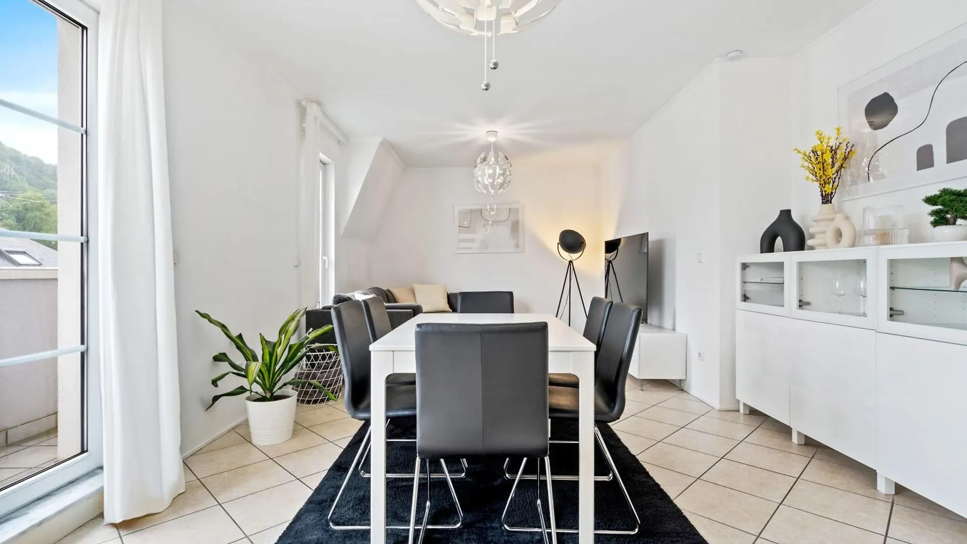 Modern 1Br Apt With Balcony & City View Sanem Apartment